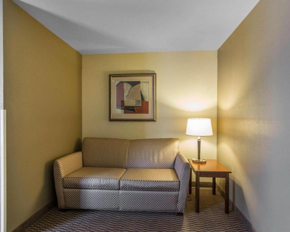 Comfort Inn & Suites Madisonville Exteriör bild