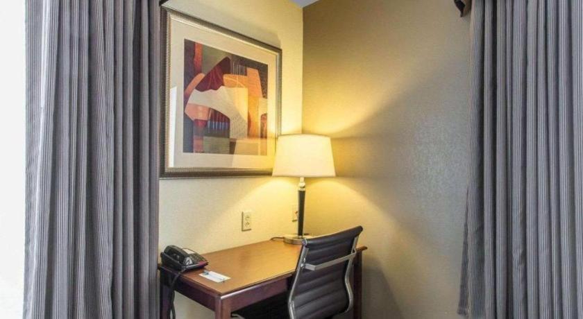 Comfort Inn & Suites Madisonville Exteriör bild